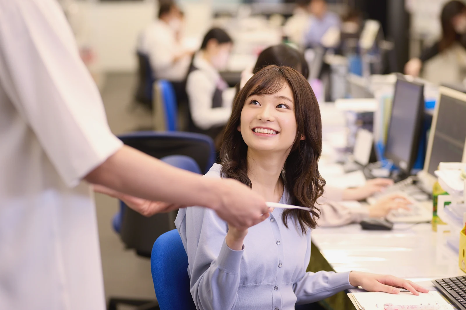 事務所で連携する三洋鋼材の社員