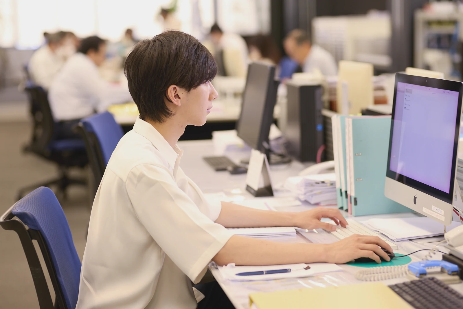 事務所で業務に取り組む三洋鋼材の社員